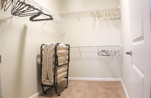 Fall Creek Place Apartment | Luxury Apt 5 min to DWTN Garage Parking Gym