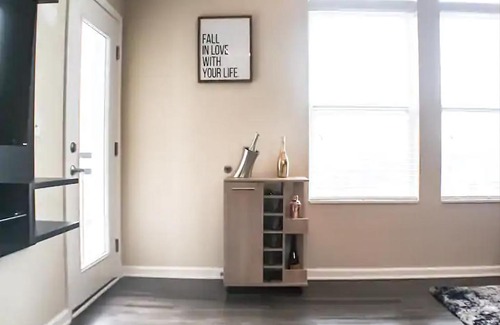 Fall Creek Place Apartment | Luxury Apt 5 min to DWTN Garage Parking Gym