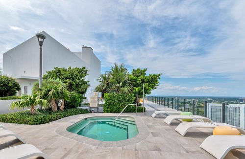 Allapattah Apartment | Luxury Apt in Miami w/ pool & spa in the rooftop