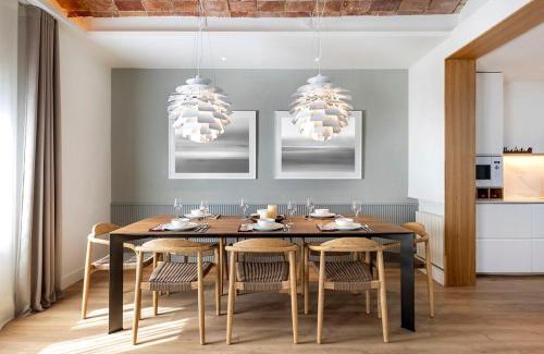 L'Antiga Esquerra de l'Eixample Apartment | Luxury Apt with King Beds & Central AC in Heart of BCN