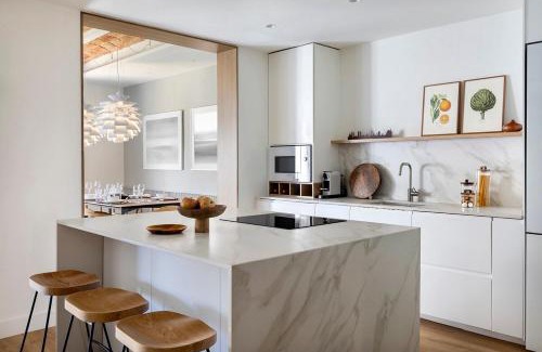 L'Antiga Esquerra de l'Eixample Apartment | Luxury Apt with King Beds & Central AC in Heart of BCN