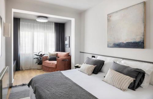 L'Antiga Esquerra de l'Eixample Apartment | Luxury Apt with King Beds & Central AC in Heart of BCN