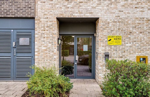 Colindale Apartment | Luxury balcony in Colindale