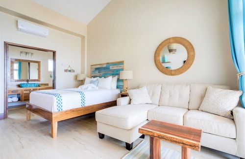 Placencia Resort | Luxury Beachfront Studio with Swim up Pool Bar