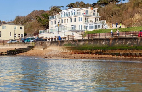 Totland Bay Apartment | Luxury Beachside Apartment
