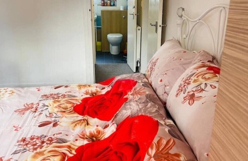 Goodmayes Condo | Luxury Beautiful Bedroom Near Rail station London