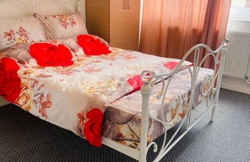 Goodmayes Condo | Luxury Beautiful Bedroom Near Rail station London