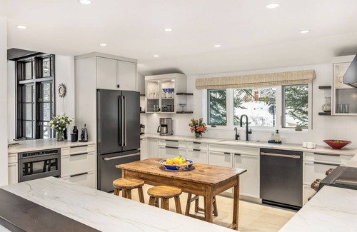 Avon Villa | Luxury Beaver Creek 7-Bed Golf Retreat | Central Air, Hot Tub, Golf Views