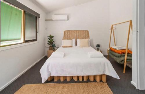 Wagga Wagga Apartment | Luxury by the Lagoon - Water Views, 3 Mins to CBD