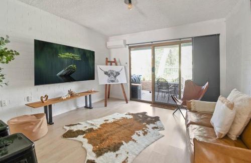 Wagga Wagga Apartment | Luxury by the Lagoon - Water Views, 3 Mins to CBD