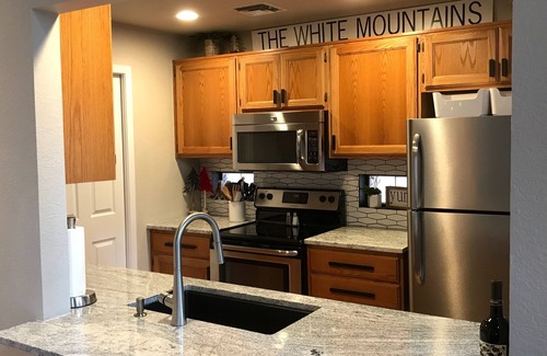 Pinetop Cabin | Luxury Cabin Retreat with Hot Tub on Spacious Wooded Lot
