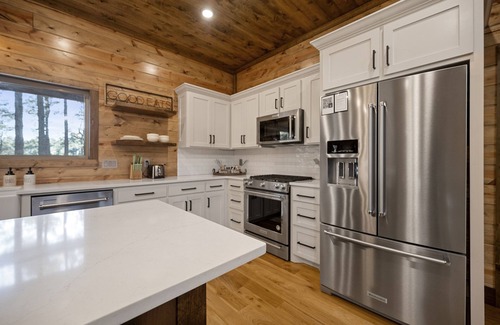 Hochatown Cabin | Luxury Cabin with Hot Tub, Pool Table & Arcade!