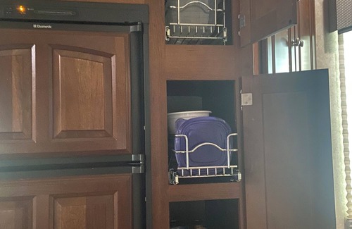 Muddy Pond House | Luxury Camping in A spacious RV ,nWith plenty of room and king size bed,