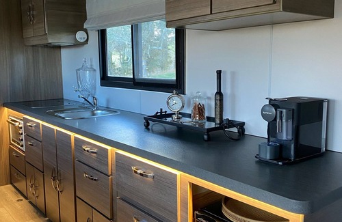 Oberon House | Luxury Caravan, Complimentary welcome cheese platter & a bottle of wine.