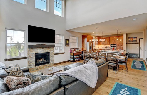Rendezvous House | Luxury Chalet 7 I Private Hot Tub I Amazing Views I Best Price I Discounted Attractions