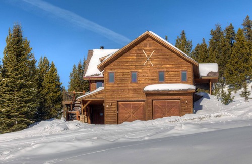 Big Sky House | Luxury Chalet- Amazing mountain views- nSki-in Ski-out access - Private hot tub