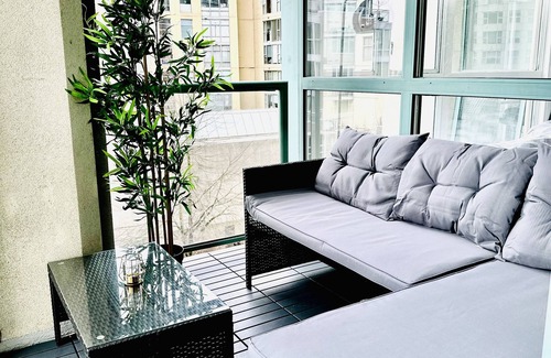 Davie Village Apartment | Luxury Condo in Yaletown steps from the ocean