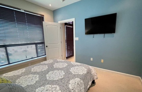 Mission Apartment | Luxury Condo w. Pool and Jacuzzi