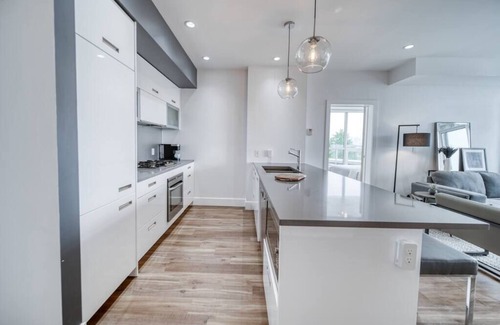 Richmond Condo | Luxury Condo with Downtown Views & XL Patio