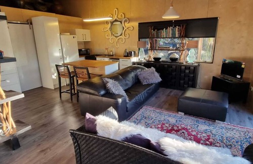 Mangere Bridge Cottage | Luxury Container House Auckland Airport