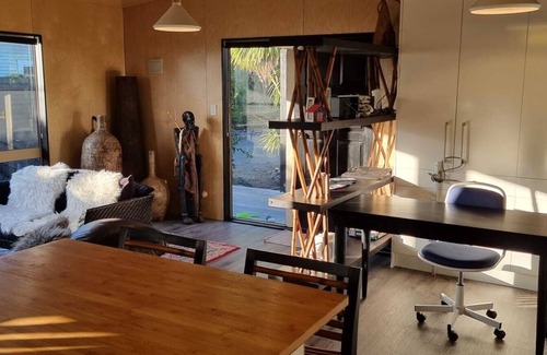 Mangere Bridge Cottage | Luxury Container House Auckland Airport