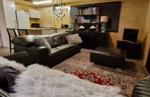Mangere Bridge Cottage | Luxury Container House Auckland Airport