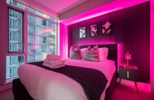 Victoria Park House | Luxury Corner Unit DT w Tower Views! Near Stampede, BMO Centre! FREE Banff Pass, Parking, Wine!