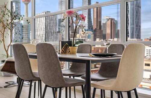 Victoria Park House | Luxury Corner Unit DT w Tower Views! Near Stampede, BMO Centre! FREE Banff Pass, Parking, Wine!
