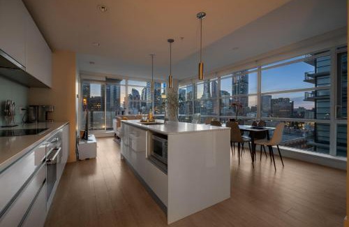 Victoria Park House | Luxury Corner Unit DT w Tower Views! Near Stampede, BMO Centre! FREE Banff Pass, Parking, Wine!