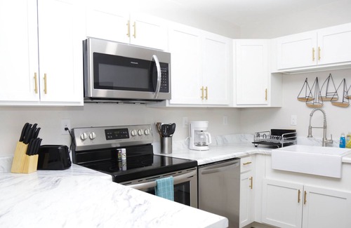 Northeast Pensacola Cottage | Luxury Cottage: Close to UWF, Shopping, & More!