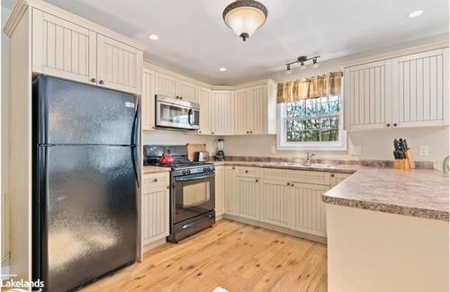 Lake of Bays Cottage | Luxury Cottage in Muskoka with Pool & Hot Tub -1min to the Beach