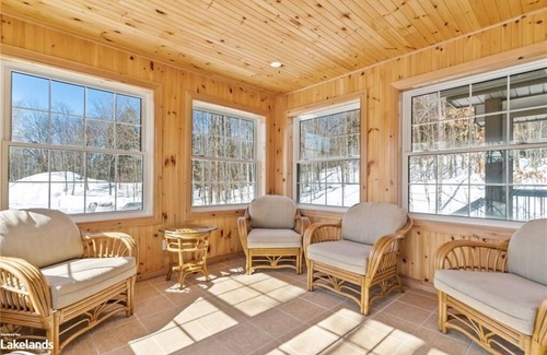 Lake of Bays Cottage | Luxury Cottage in Muskoka with Pool & Hot Tub -1min to the Beach