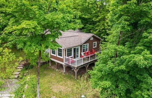 Lake of Bays Cottage | Luxury Cottage in Muskoka with Pool & Hot Tub -1min to the Beach
