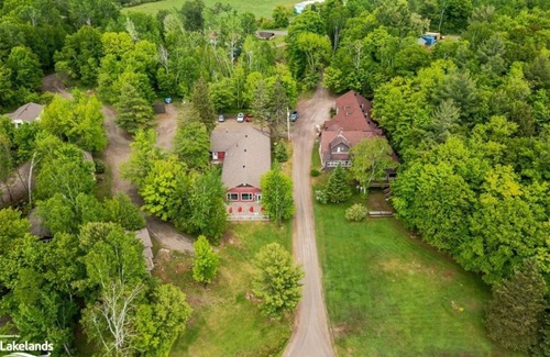 Lake of Bays Cottage | Luxury Cottage in Muskoka with Pool & Hot Tub -1min to the Beach