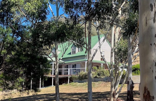 Bonnie Doon House | Luxury cottage located 9mins from Lake Eildon close to Mansfield & Mount Buller.