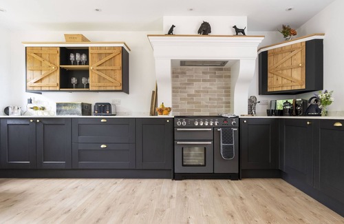 Funtington Cottage | Luxury Cottage near West Wittering with hot tub and outdoor fireplace.