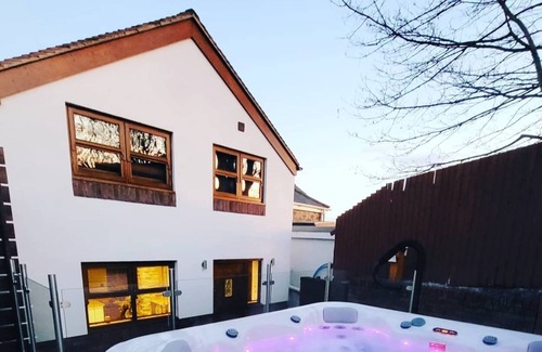 Sketty Cottage | Luxury Cottage with Hot Tub and Log Burner