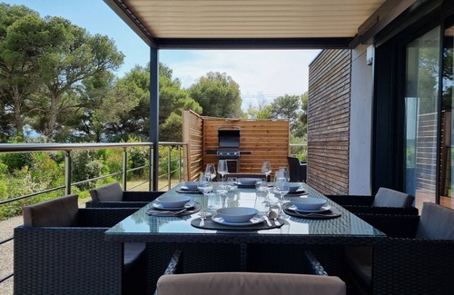 Olonzac House | Luxury cottage with shared pool next to lake