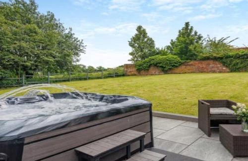 Shifnal House | Luxury Country Escape with Hot Tub perfect for Friends and Families