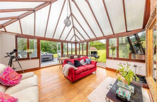 Shifnal House | Luxury Country Escape with Hot Tub perfect for Friends and Families