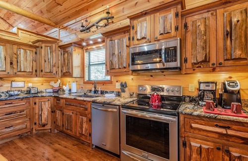 Broken Bow Cabin | 🏡 Luxury Couples Cabin in Hochatown w/Hot Tub, Outdoor TV & Fireplace, 2 TVs