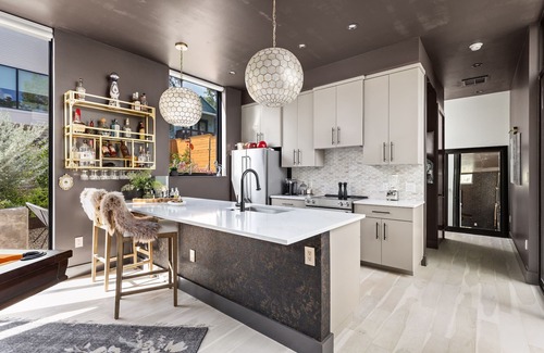 Clarksville House | Luxury Downtown Austin Guest House-2BR/2.5BA-Billiards Lounge-Patio-Parking