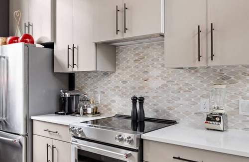 Clarksville House | Luxury Downtown Austin Guest House-2BR/2.5BA-Billiards Lounge-Patio-Parking