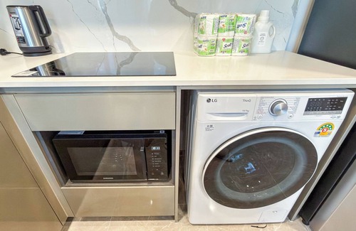 Pathumwan Apartment | Luxury Downtown Bangkok 2BR 2BA · Sky Pool Gym · 5MIN Walk to Siam Paragon