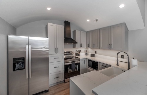 Old City Condo | Luxury Downtown Knoxville Condo 20ft Ceilings, Smart TV, Walk to Dining, Stadiums, Historic Theaters