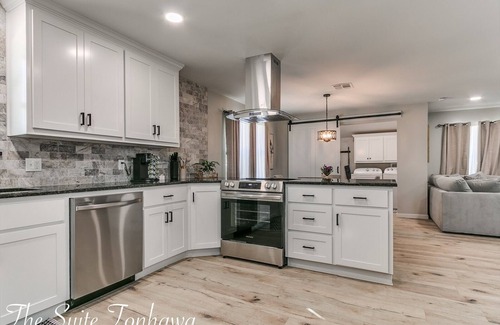 Norman House | Luxury Downtown Retreat - Walk to Main St - Pet-Friendly, New Stylish & Comfy!