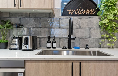 Squire Park House | Luxury Downtown Seattle Retreat~Rooftop Deck~Hottub