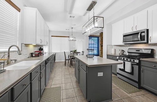 Spring House | Luxury Dream Home with Pool and Surround Sound System. Close to Splash pad, etc.