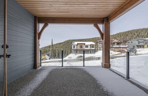 Silver Star Mountain Ski Chalet | Luxury duplex on The Ridge, incredible views, hot tub and ski storage!