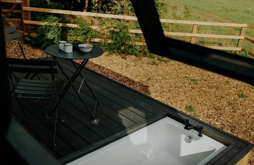 Newcastle-Under-Lyme Cottage | Luxury Eco-Friendly Off-Grid Forest Cabin With Outdoor Bath